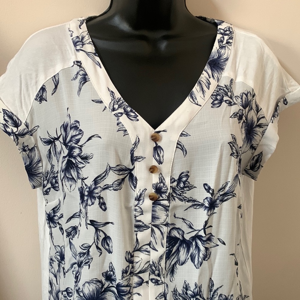 Fortune and Ivy Stitch Fix white & navy floral blouse; mixed media